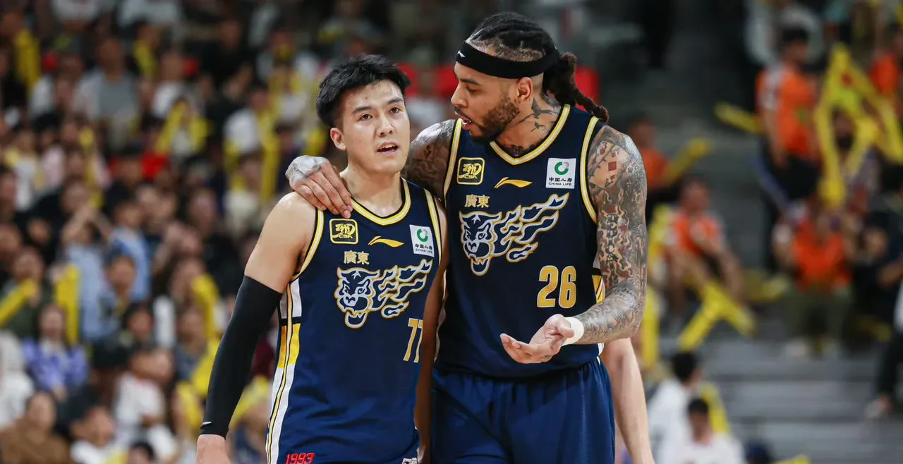 广州队险胜山东队，王哲林点燃赛场