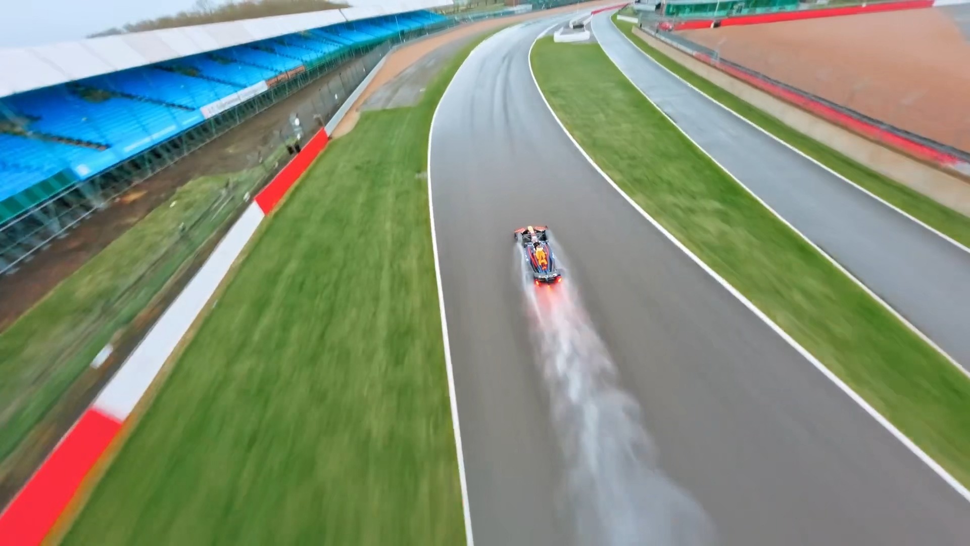 迈凯伦鏖战雷诺车队,维斯塔潘点燃赛场 迈凯伦鏖战雷诺车队,维斯塔潘点燃赛场