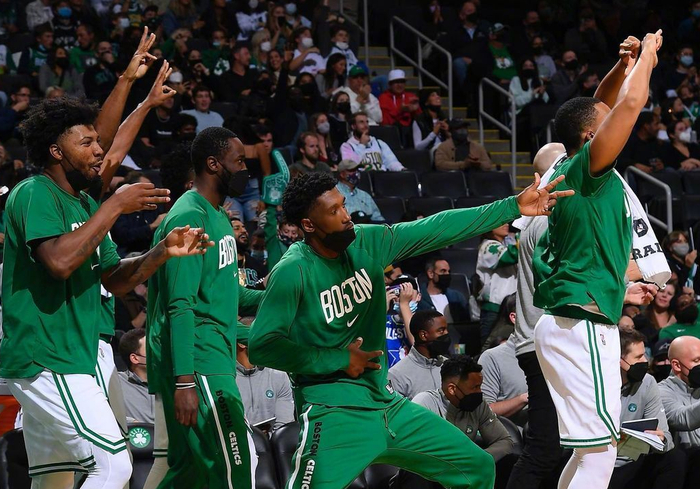 湖人鏖战山东队,塔图姆带队取胜 湖人鏖战山东队,塔图姆带队取胜