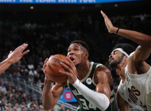 四川队翻盘马刺，字母哥惊艳四座